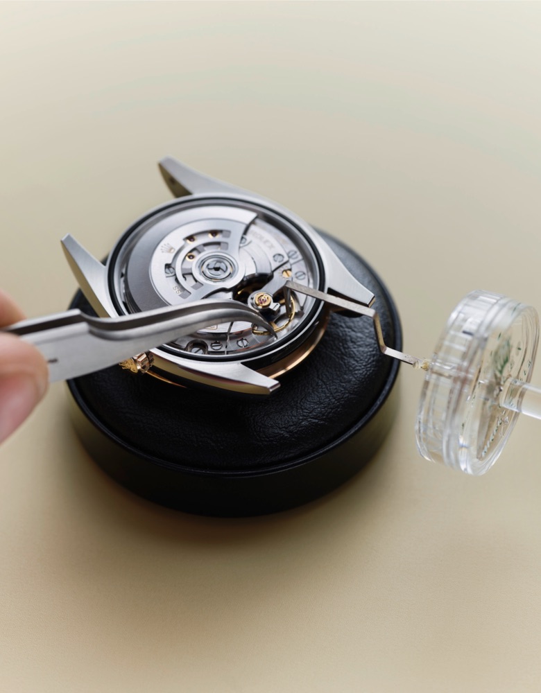 The precision test being enforced on the Rolex watch